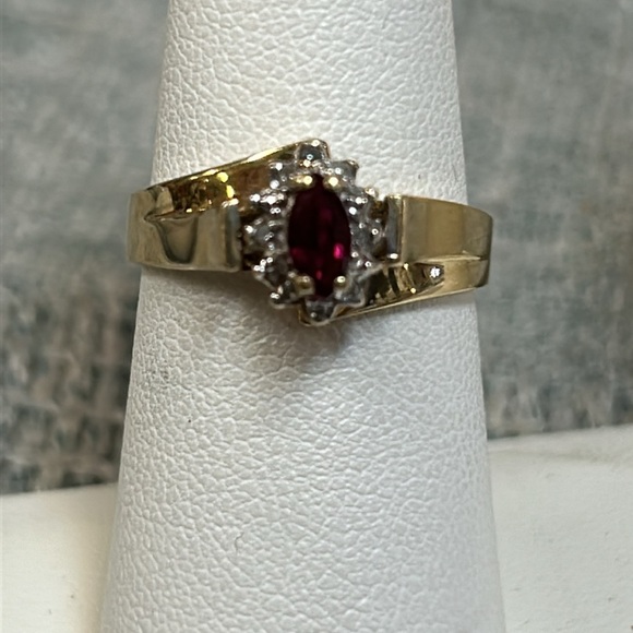 213214-10k Yg ruby ring